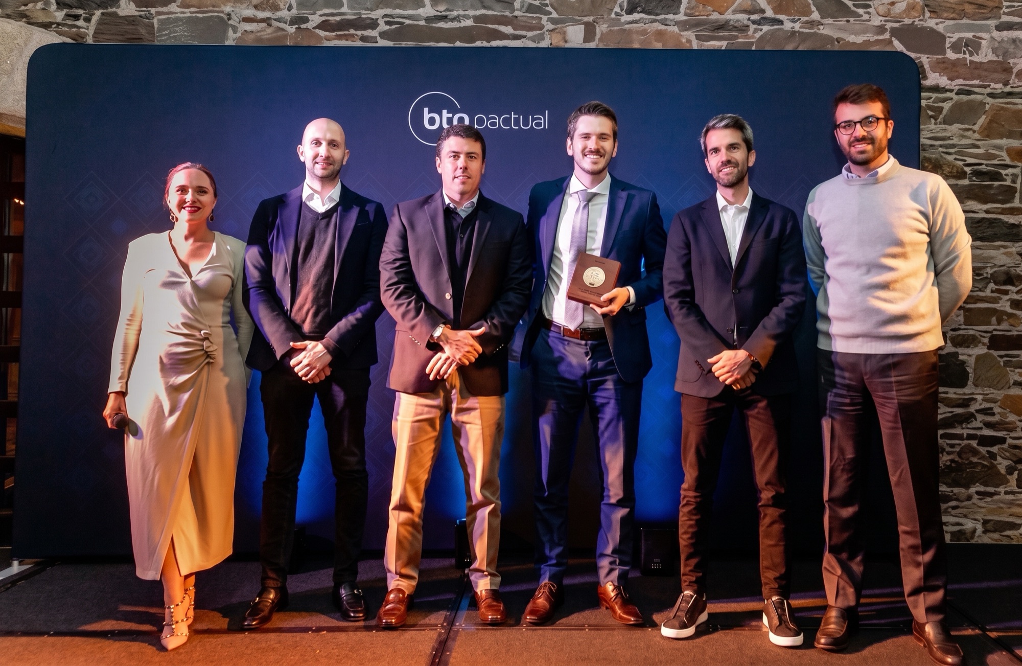 Time da Zanella Wealth recebendo o Wealth Service Award do BTG Pactual