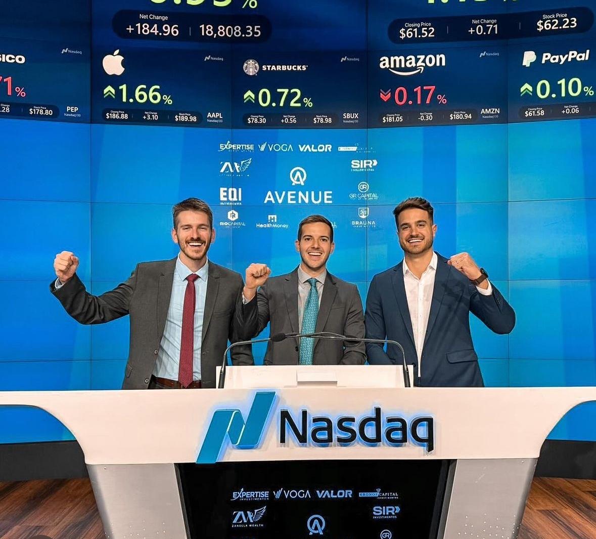 Sócios da Zanella Wealth no púlpito da Nasdaq, em Nova York